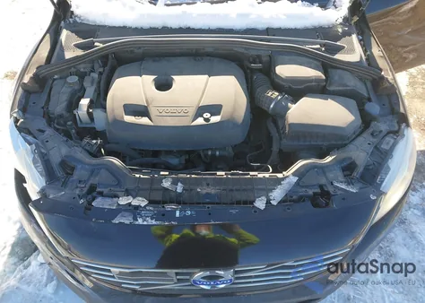 2015 Volvo S60 T6 Platinum z USA, uszkodzony, nr VIN YV149MFM1F2355145